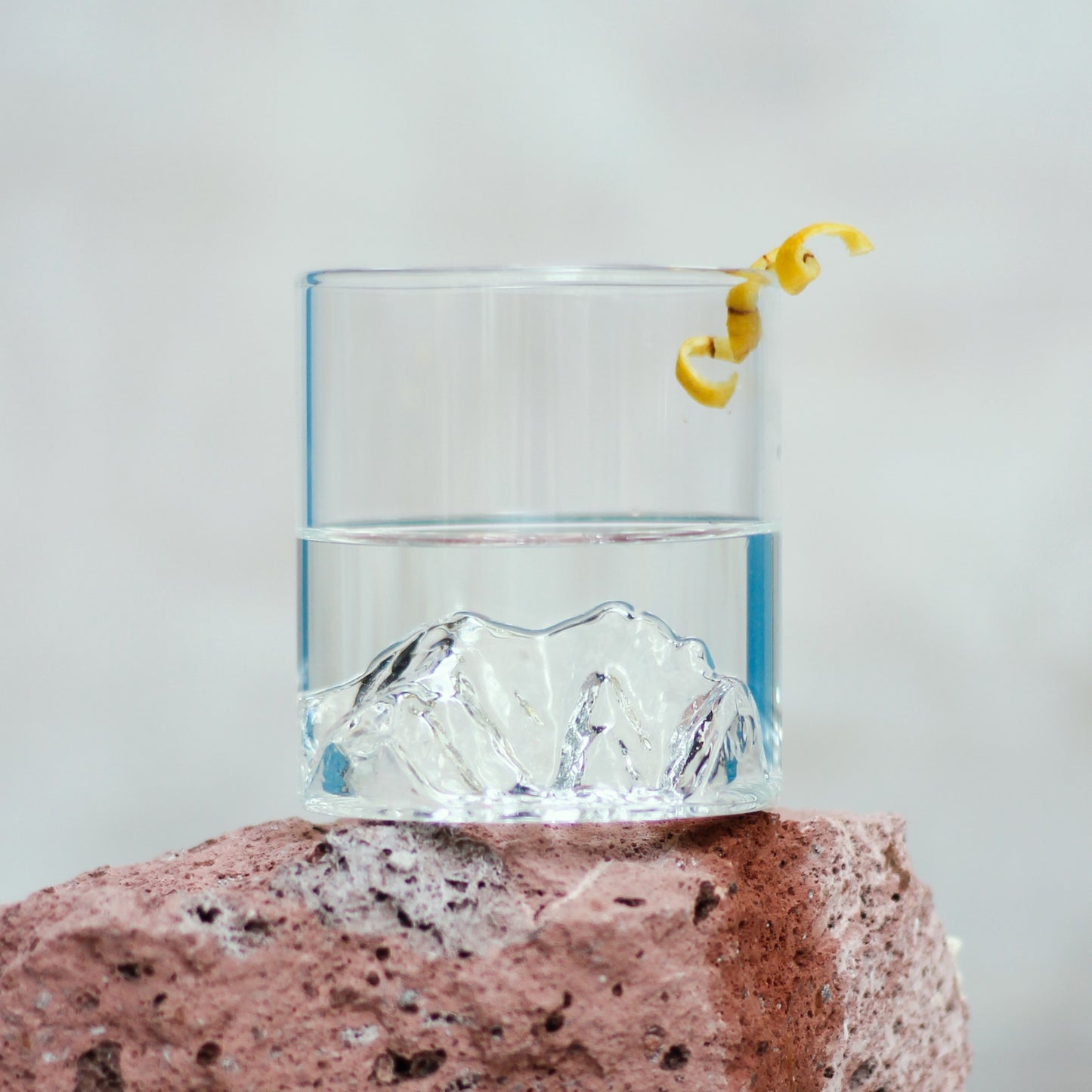 The Khustup Mountain Glass —The Legend of Syunik